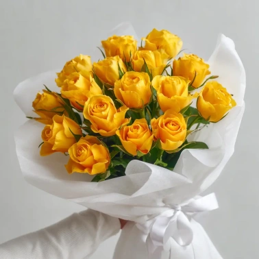 15 желтых кенийских роз 50 см