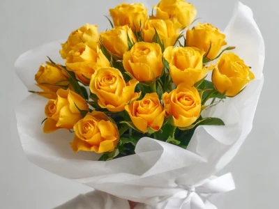 15 желтых кенийских роз 50 см
